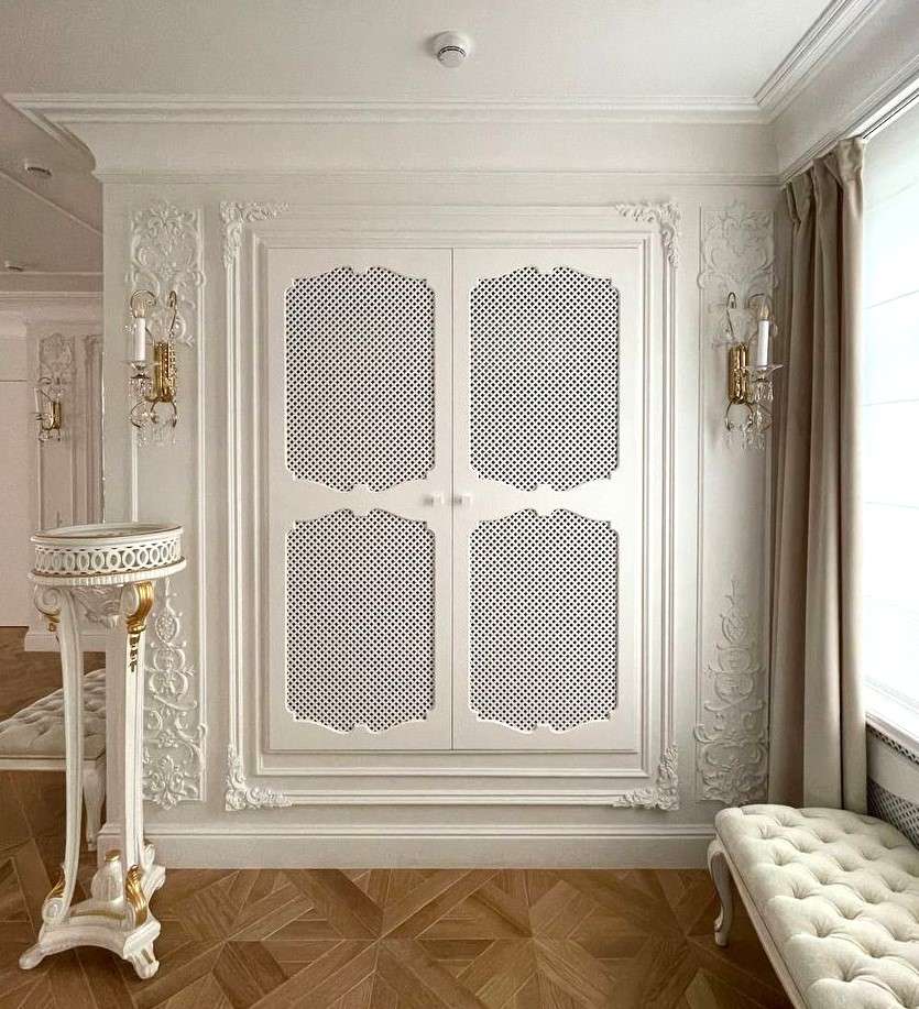 Шкаф из дерева с резным узором